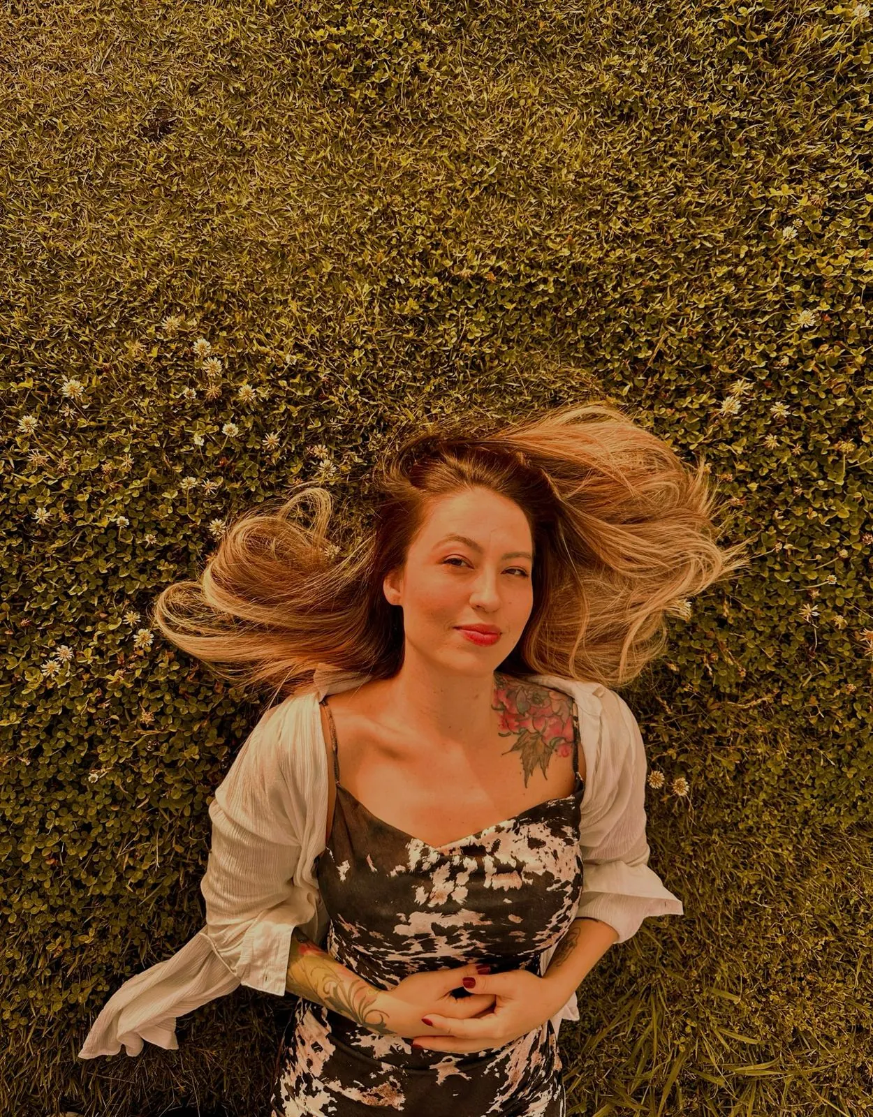 Retrato de Bianca Kato, tatuadora especialista em coberturas delicadas