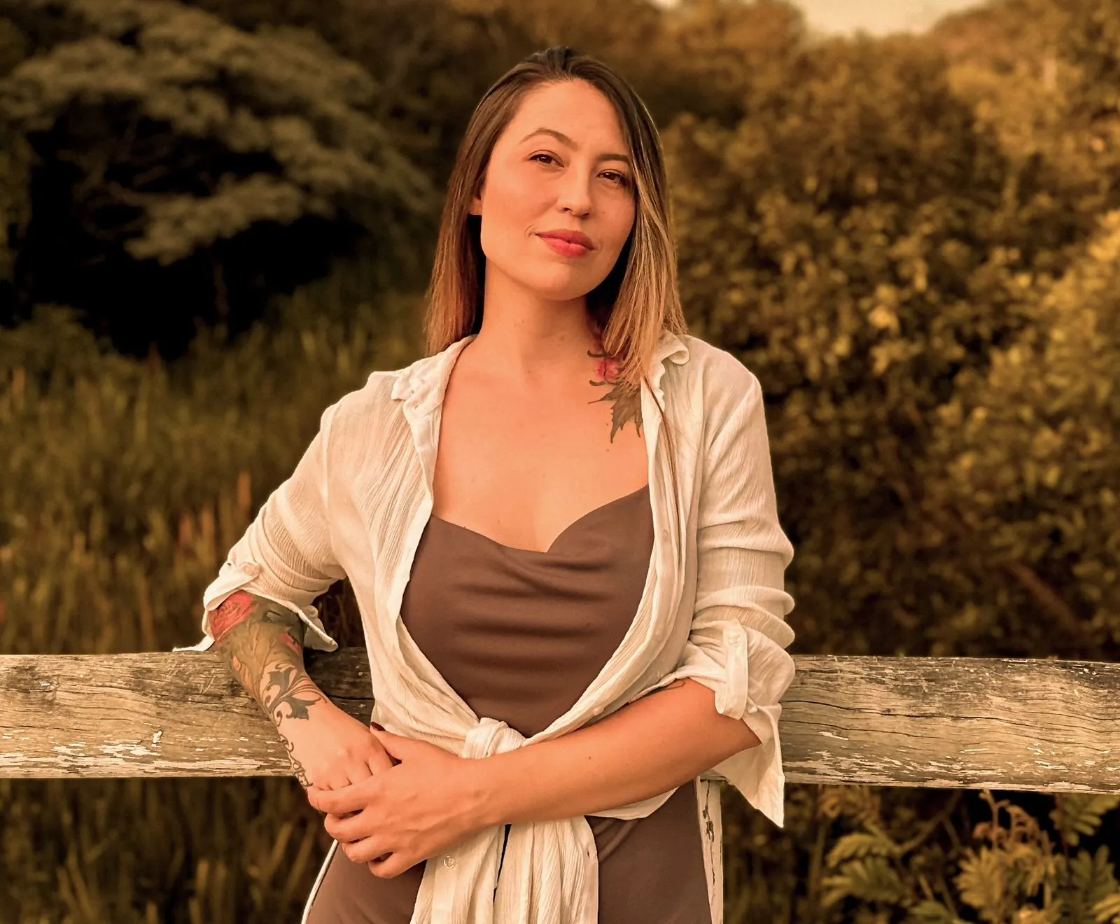 Retrato de Bianca Kato, tatuadora especialista em coberturas delicadas